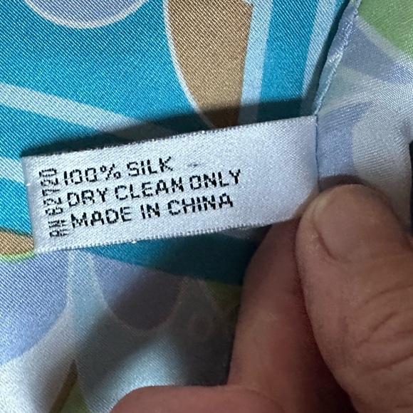 OSCAR by OSCAR DE LA RENTA 100% Silk Blue & Multi-Hue Vintage Scarf. Perfect. - Picture 4 of 7